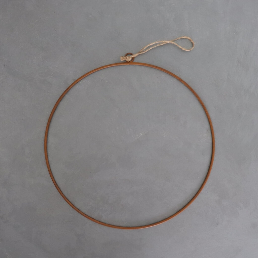 Kovový kruh 28 cm rustik s očkem – kovový základ pro věnce, macramé a dekorace